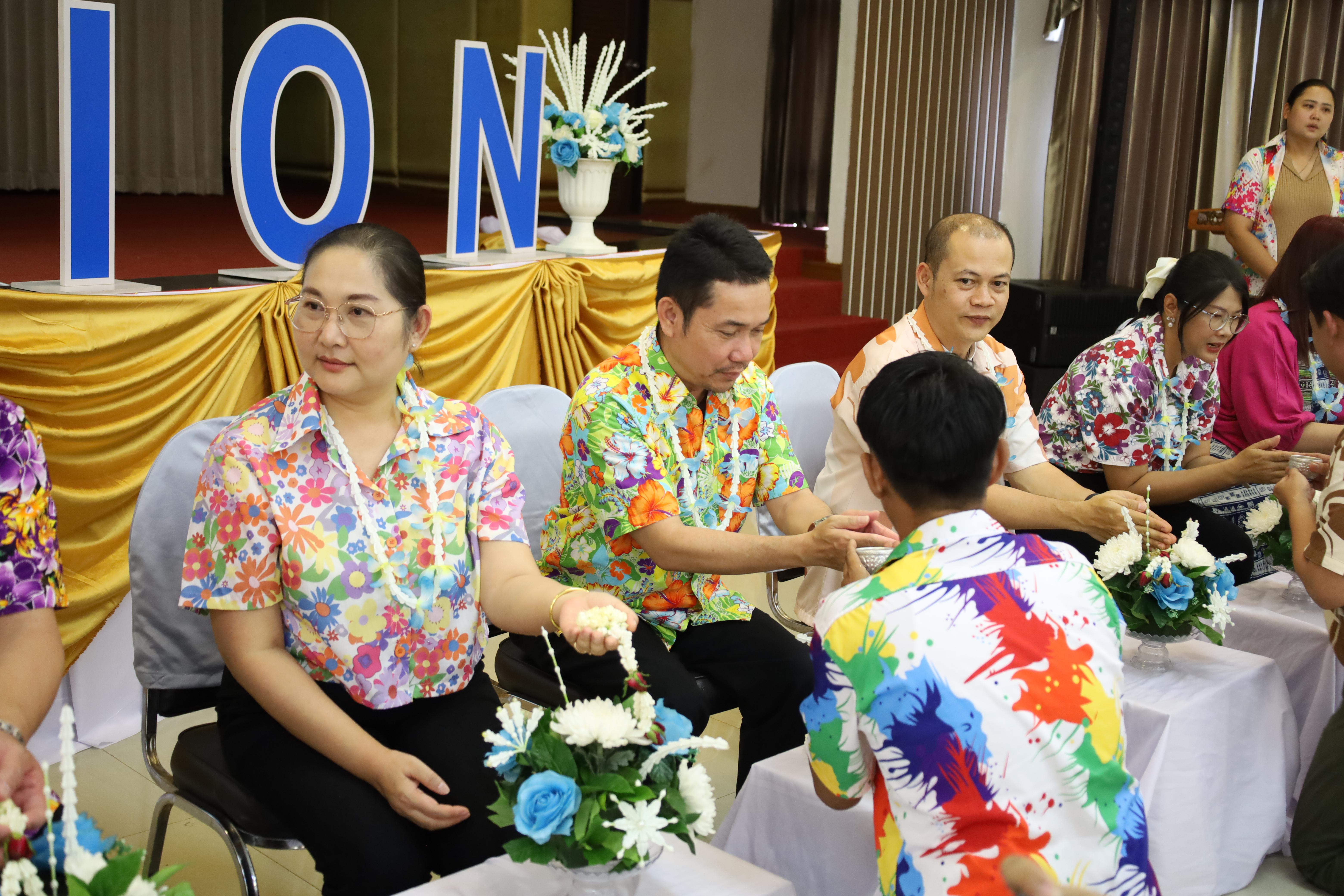 170. วันที่ 26 เมษายน 2568 สาขาการบริหารการศึกษา ได้จัดกิจกรรมรดน้ำดำหัวคณาจารย์ระดับบัณฑิตศึกษา ประจำสาขาการบริหารการศึกษา ณ ห้องประชุมครุร่มสัก 1 ชั้น 3 อาคารคณะครุศาสตร์
